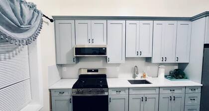 Charming 3-bedroom apartment in Elizabeth with AC