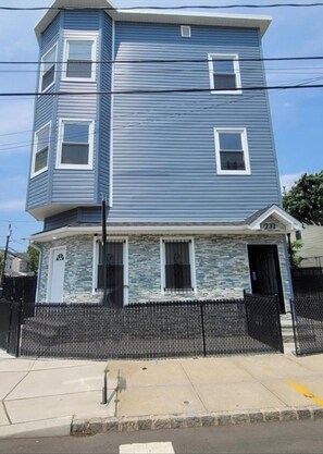 Exterior - 3BR Elizabeth Apt – Waterfront, Near NYC and Airport (Elizabeth)