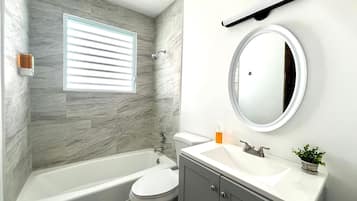 Sèche-cheveux, serviettes fournies, savon, papier toilette