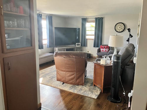 Newly renovated 1-bedrm apartment in Neenah, minutes from shopping & restaurants