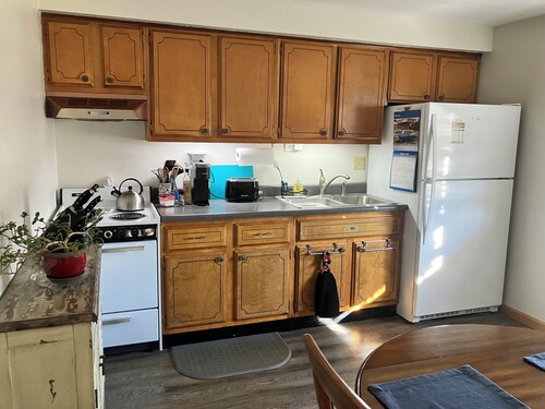 Newly renovated 1-bedrm apartment in Neenah, minutes from shopping & restaurants