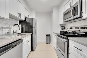 Fridge, microwave, oven, stovetop - Sunny Bayshore Retreat | Pool + Gym & Parking (Tampa)