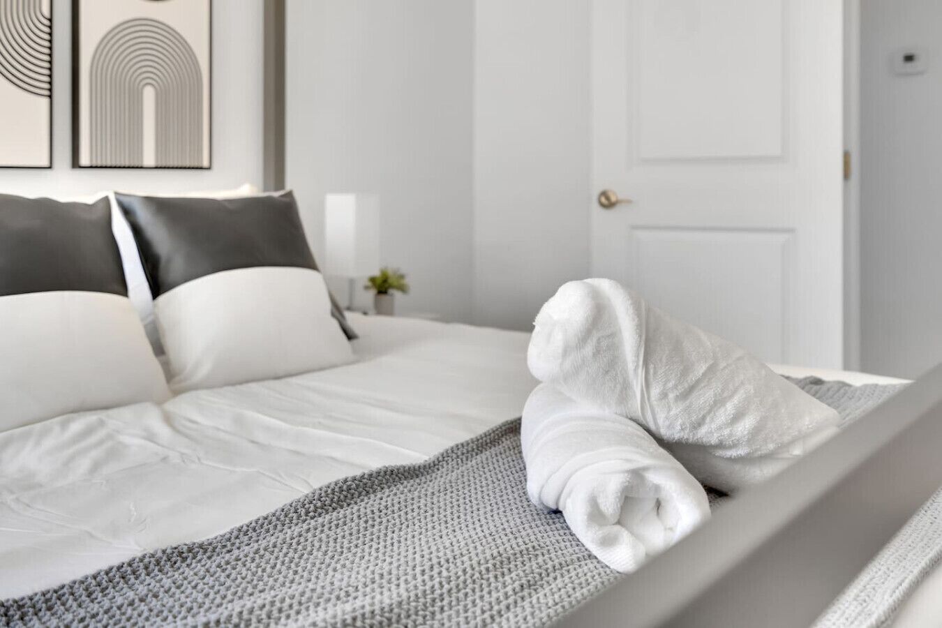 Escritorio, tabla de planchar con plancha, cuna de viaje y wifi 