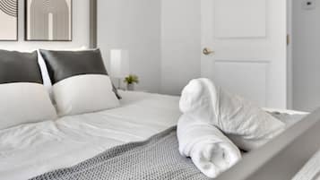 Escritorio, tabla de planchar con plancha, cuna de viaje y wifi