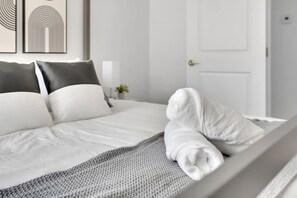 Escritorio, tabla de planchar con plancha, cuna de viaje y wifi