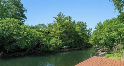 Lakeside Channel Hideaway – 4BR/2BA on Goose Lake, Sleeps 10