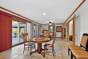 Dining - Lakeside Channel Hideaway – 4BR/2BA on Goose Lake, Sleeps 10 (Morris)