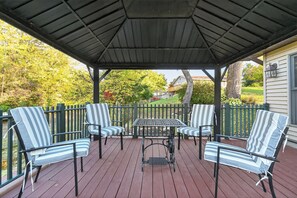 Outdoor dining - Lakeside Channel Hideaway – 4BR/2BA on Goose Lake, Sleeps 10 (Morris)