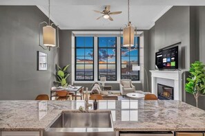 Interior - Lux Flat Overlooking Guardians Field! FREE Parking (Cleveland)