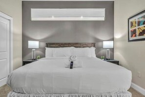 2 bedrooms, iron/ironing board, internet, bed sheets - Lux Flat Overlooking Guardians Field! FREE Parking (Cleveland)