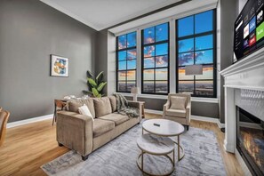 Living area - Lux Flat Overlooking Guardians Field! FREE Parking (Cleveland)