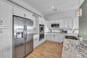 Private kitchen - Lux Flat Overlooking Guardians Field! FREE Parking (Cleveland)