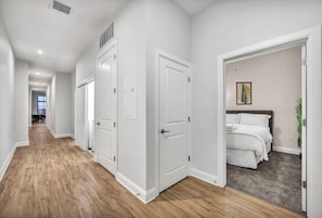 2 bedrooms, iron/ironing board, Internet, bed sheets - Stunning Luxury Downtown Condo in Playhouse Square (Cleveland)