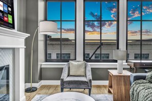 Living area - The Halle Downtown 2BD / FREE Parking/Gym/Security (Cleveland)