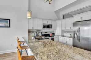 Private kitchen - The Halle Downtown 2BD / FREE Parking/Gym/Security (Cleveland)