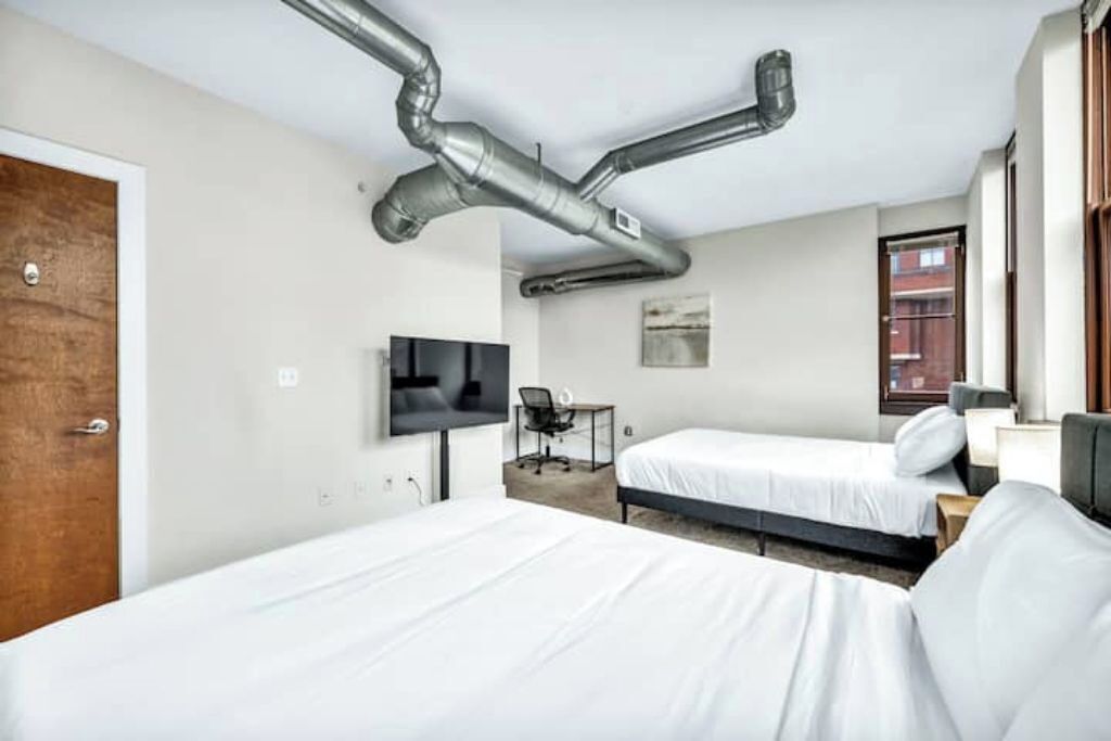 3 bedrooms, iron/ironing board, internet, bed sheets