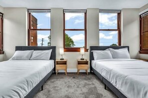 3 bedrooms, iron/ironing board, internet, bed sheets - Penthouse Vibes • Fun, Space & City Views (Cleveland)