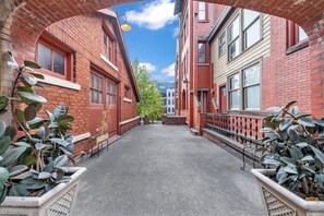 Property grounds - Penthouse Vibes • Fun, Space & City Views (Cleveland)