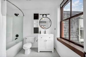 Séchoir à cheveux, serviettes fournies, savon, papier de toilette