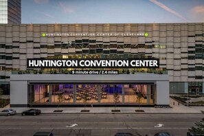 Exterior - Penthouse Vibes • Fun, Space & City Views (Cleveland)