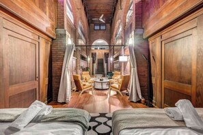 3 bedrooms, iron/ironing board, internet, bed sheets - Unique 3BD Tremont Apartment (Cleveland)