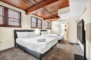 3 habitaciones, tabla de planchar con plancha, internet y ropa de cama