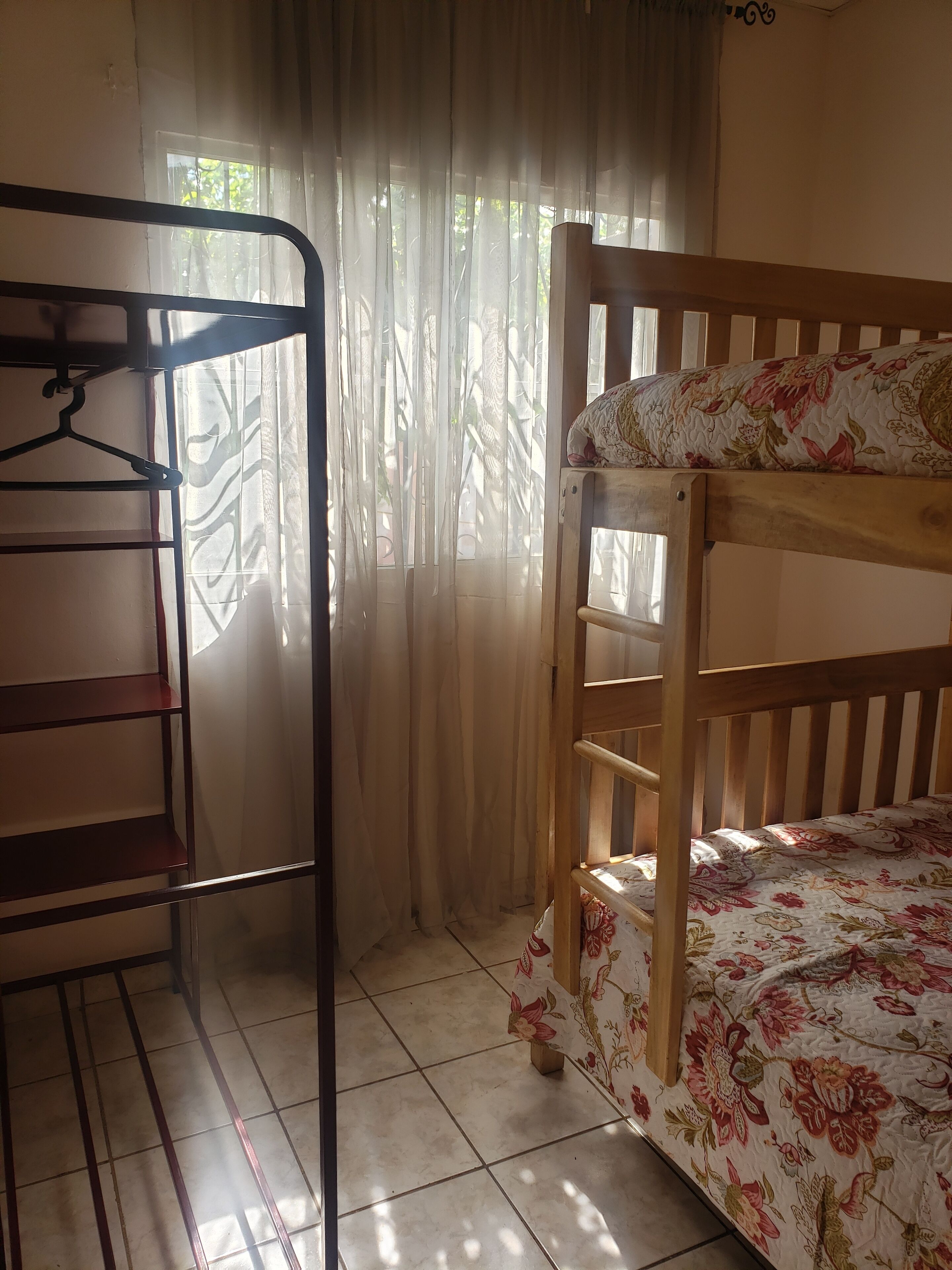 Departamento básico | Tabla de planchar con plancha y wifi gratis 