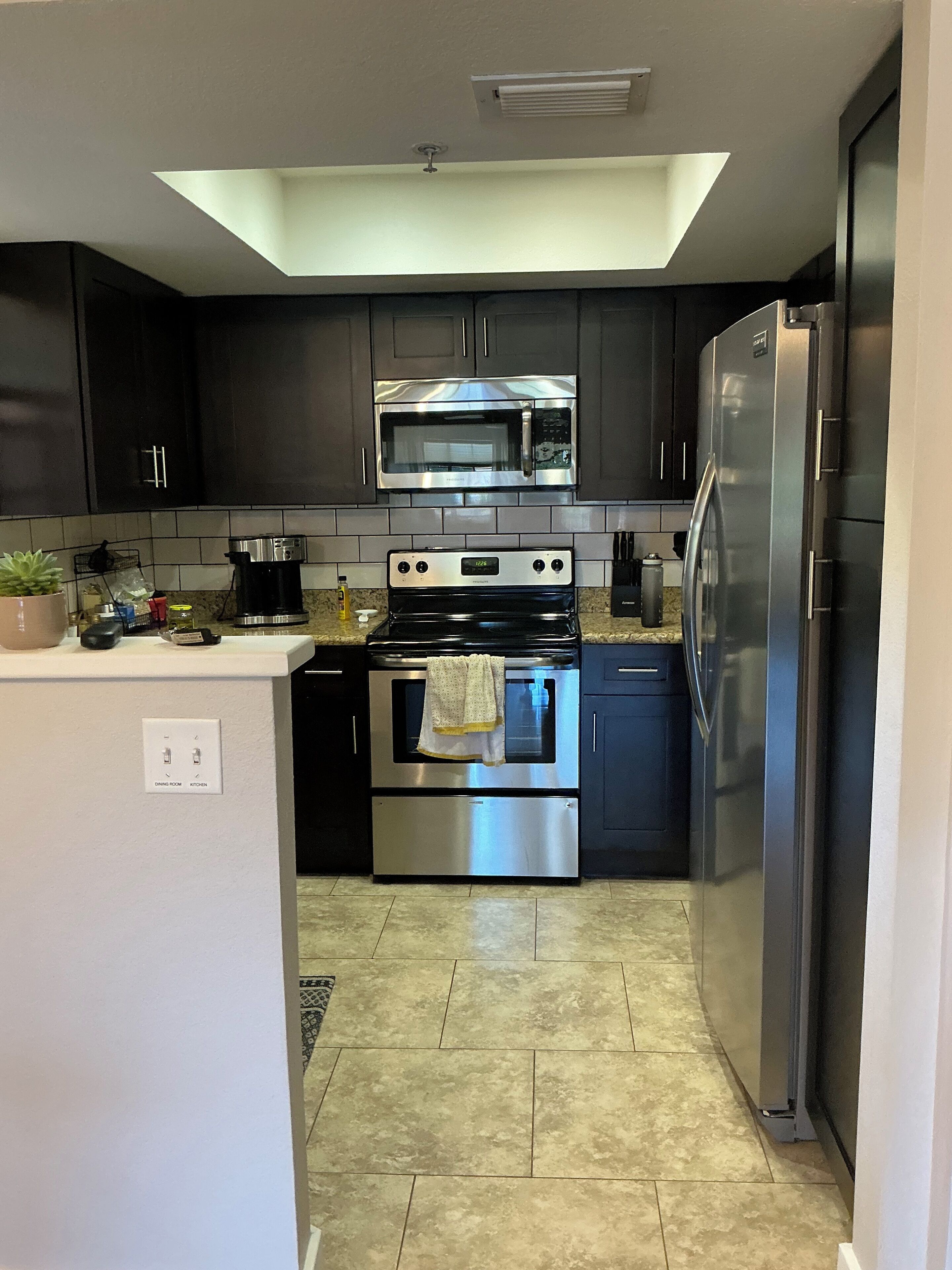 Kjøleskap, mikrobølgeovn, ovn og kokeplater