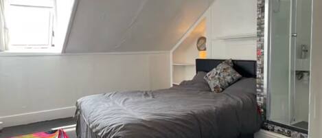 4 bedrooms, bed sheets