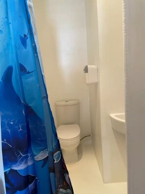 Dusj, håndklær, såpe og toalettpapir