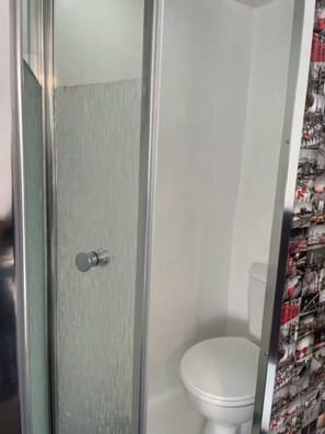 Dusj, håndklær, såpe og toalettpapir