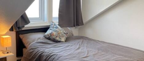 4 bedrooms, bed sheets