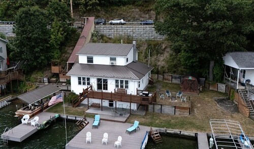 Superb 3-bedroom house with 100 feet of private lake front near Hammondsport, NY