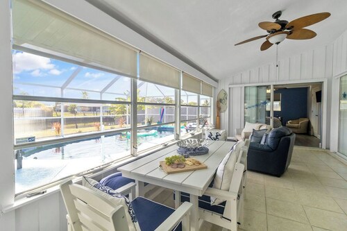 Peaceful Canal-Front Retreat Pool, Kayaks, Bikes & Sunrise Views