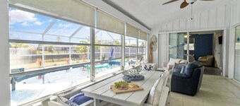 Peaceful Canal-Front Retreat Pool, Kayaks, Bikes & Sunrise Views