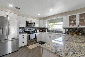 Kjøleskap, mikrobølgeovn, ovn og kokeplater