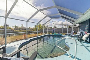Outdoor pool, a heated pool - Peaceful Canal-Front Retreat Pool, Kayaks, Bikes & Sunrise Views (Port Charlotte)