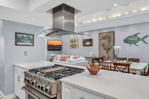 Fridge, microwave, oven, stovetop - Southard Love: 2.5 Blocks to Duval, beach & historic seaport. 4 Beds, 3 Baths (Key West)