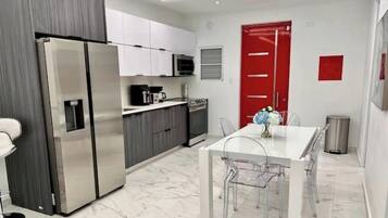 Frigorifero, microonde, forno, piano cottura