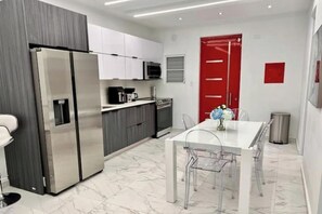 Kühlschrank, Mikrowelle, Ofen, Herdplatte