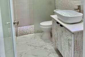 Haartrockner, Handtücher, Seife, Shampoo