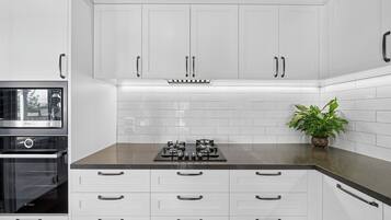 ثلاجة، ميكروويف، غسالة أطباق، محمصة خبز