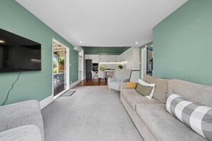 TV - Poolside Villa on Dublin - Martinborough Retreat (Martinborough)