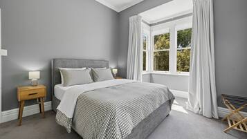 4 bedrooms, iron/ironing board, WiFi, bed sheets