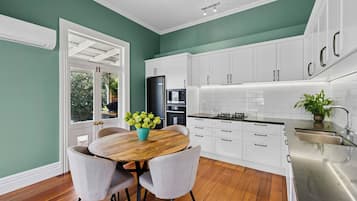 ثلاجة، ميكروويف، غسالة أطباق، محمصة خبز