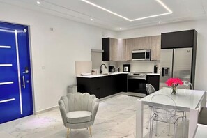 Frigorifero, microonde, forno, piano cottura