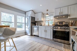 Jääkaappi, mikroaaltouuni, uuni, liesi