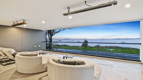 Breach House Rhyll with spa, sauna, plunge pool, EV charger