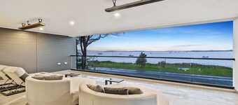 Breach House Rhyll with spa, sauna, plunge pool, EV charger