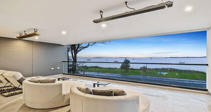 Breach House Rhyll with spa, sauna, plunge pool, EV charger